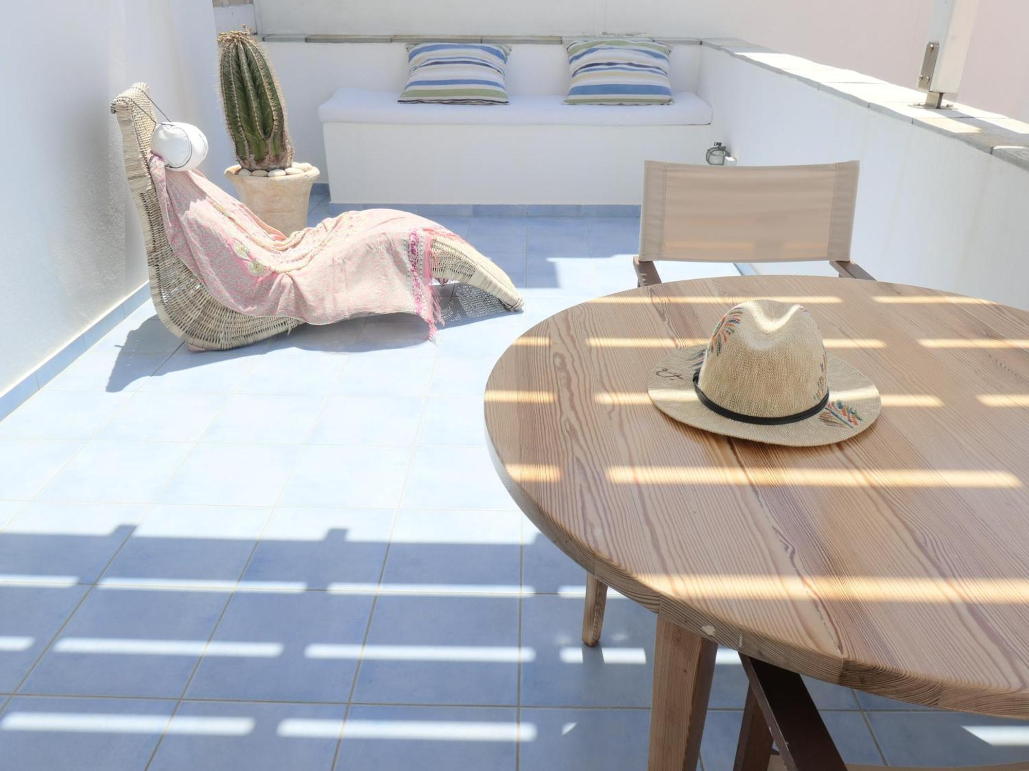 Inaxos studios, viewing Apollo temple. Naxos City Exterior foto